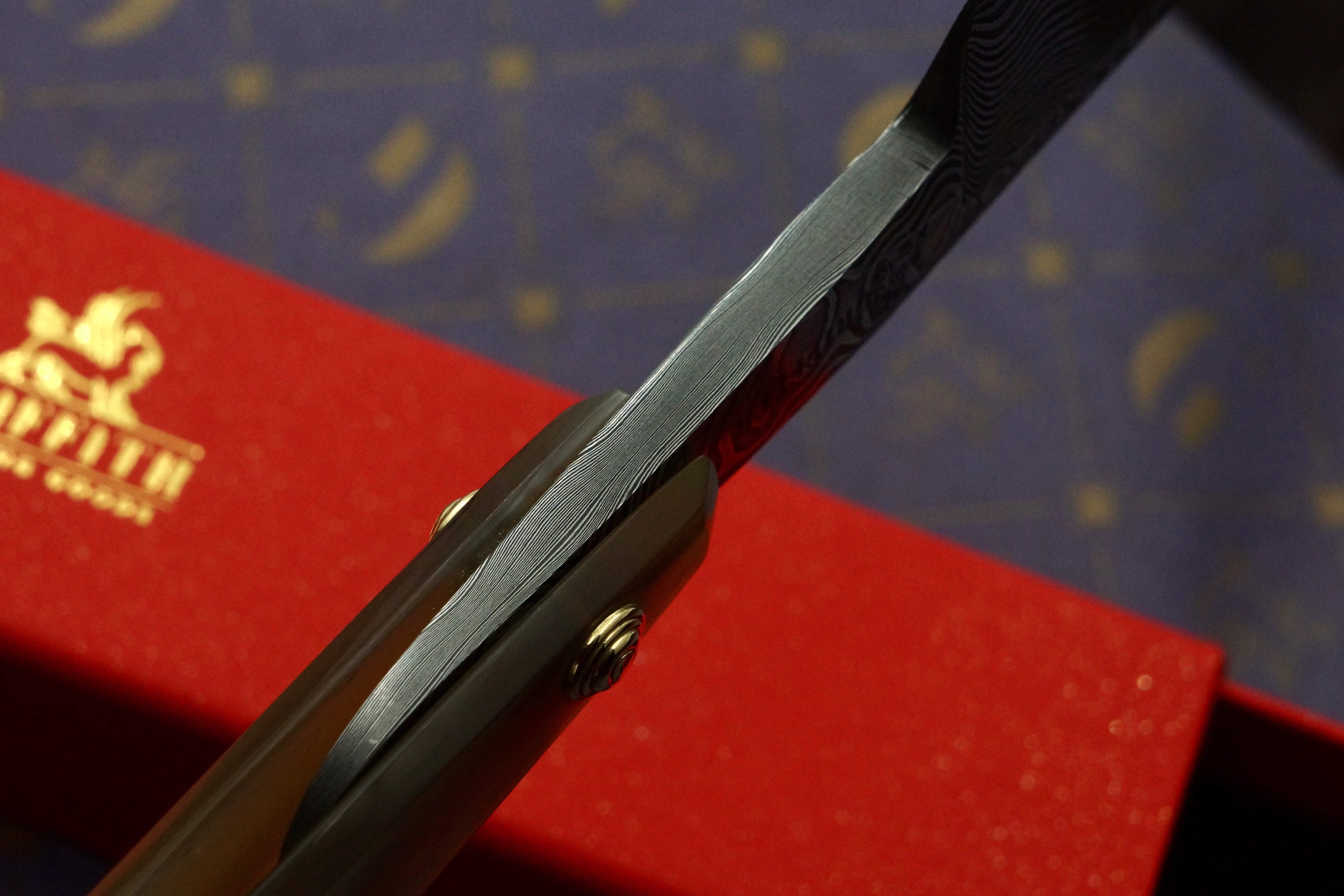 Griffith 9/8 Damascus Quarter Hollow - Blonde Horn Scales Artisan Straight Razor