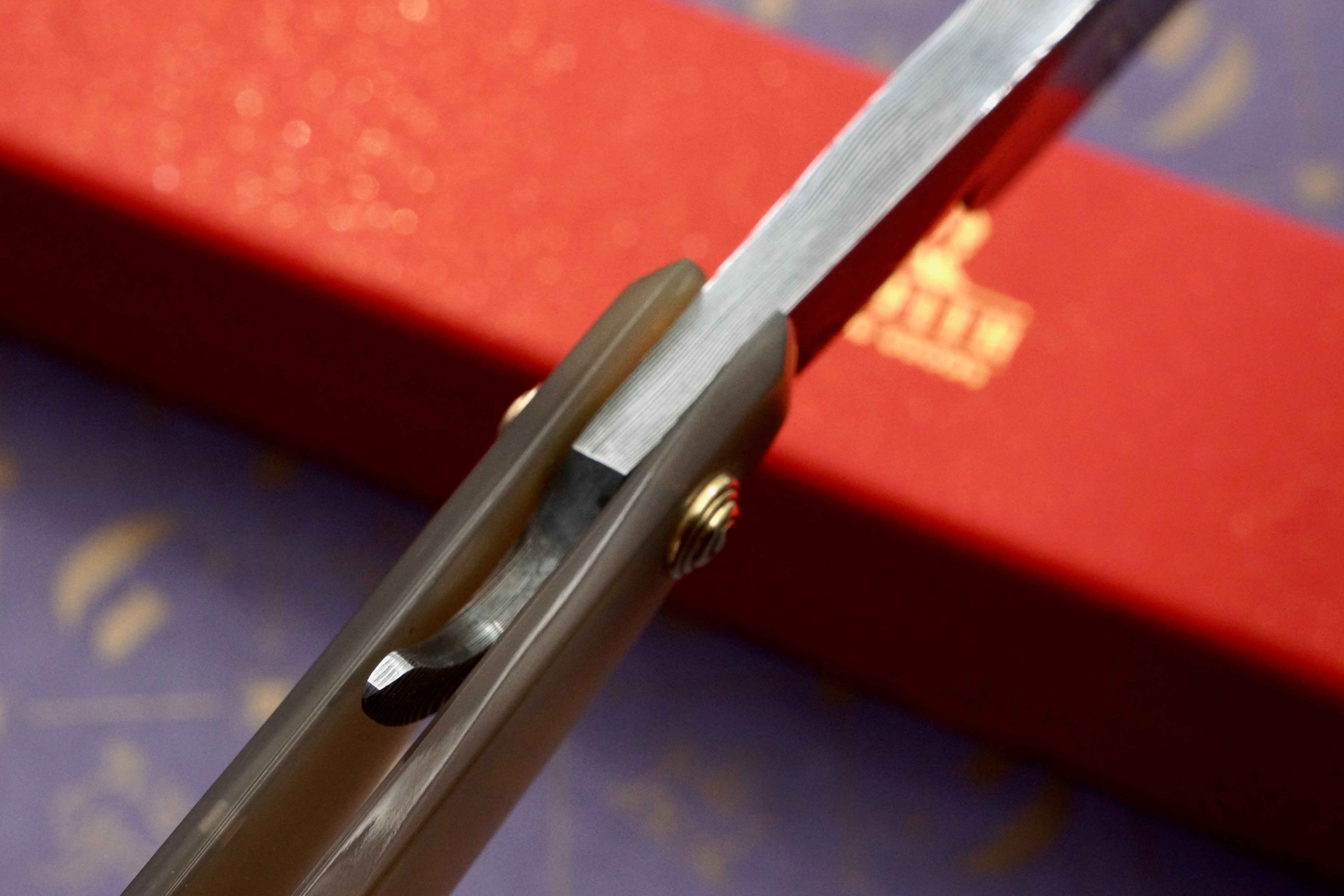 Griffith 9/8 Damascus Quarter Hollow - Blonde Horn Scales Artisan Straight Razor