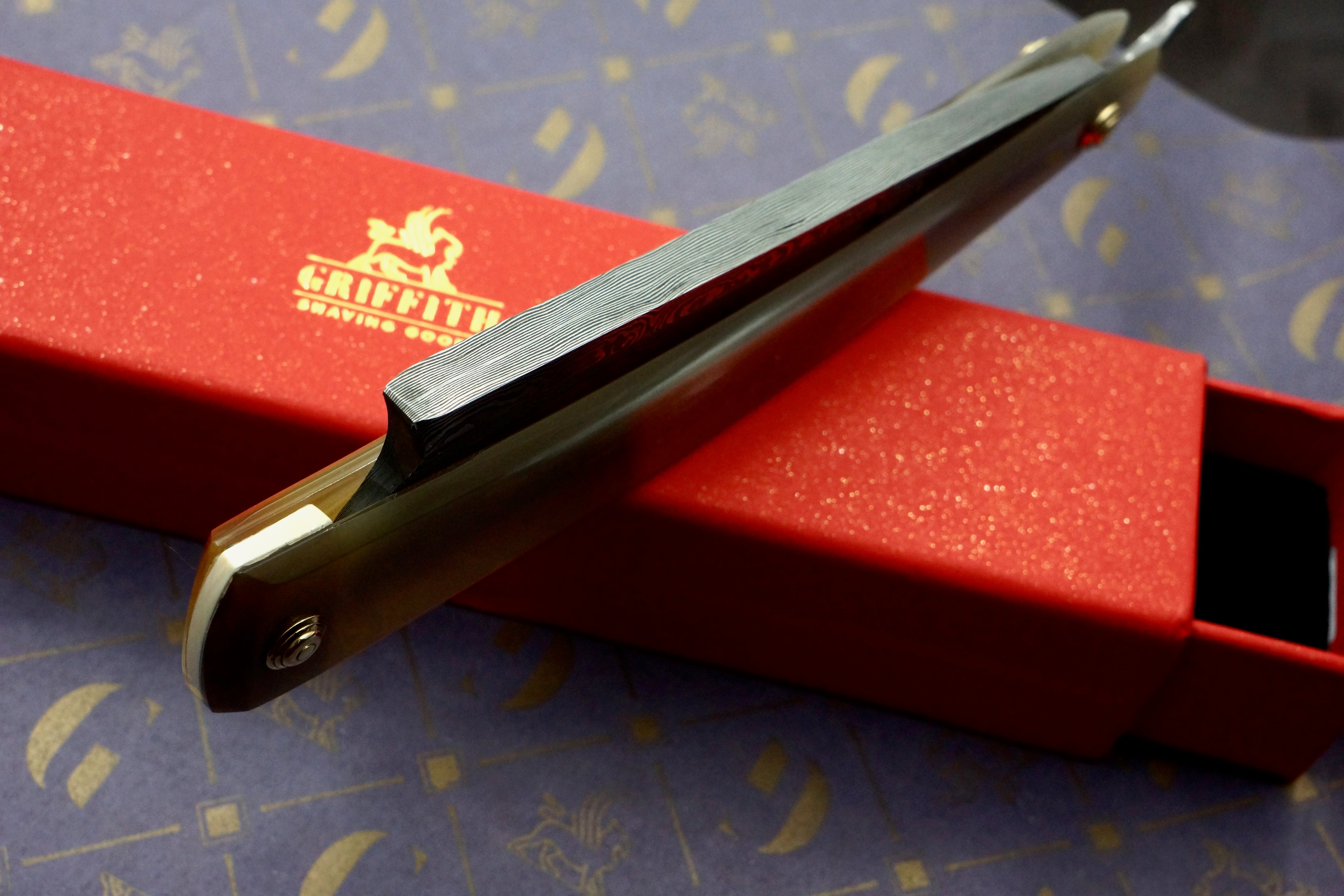 Griffith 9/8 Damascus Quarter Hollow - Blonde Horn Scales Artisan Straight Razor