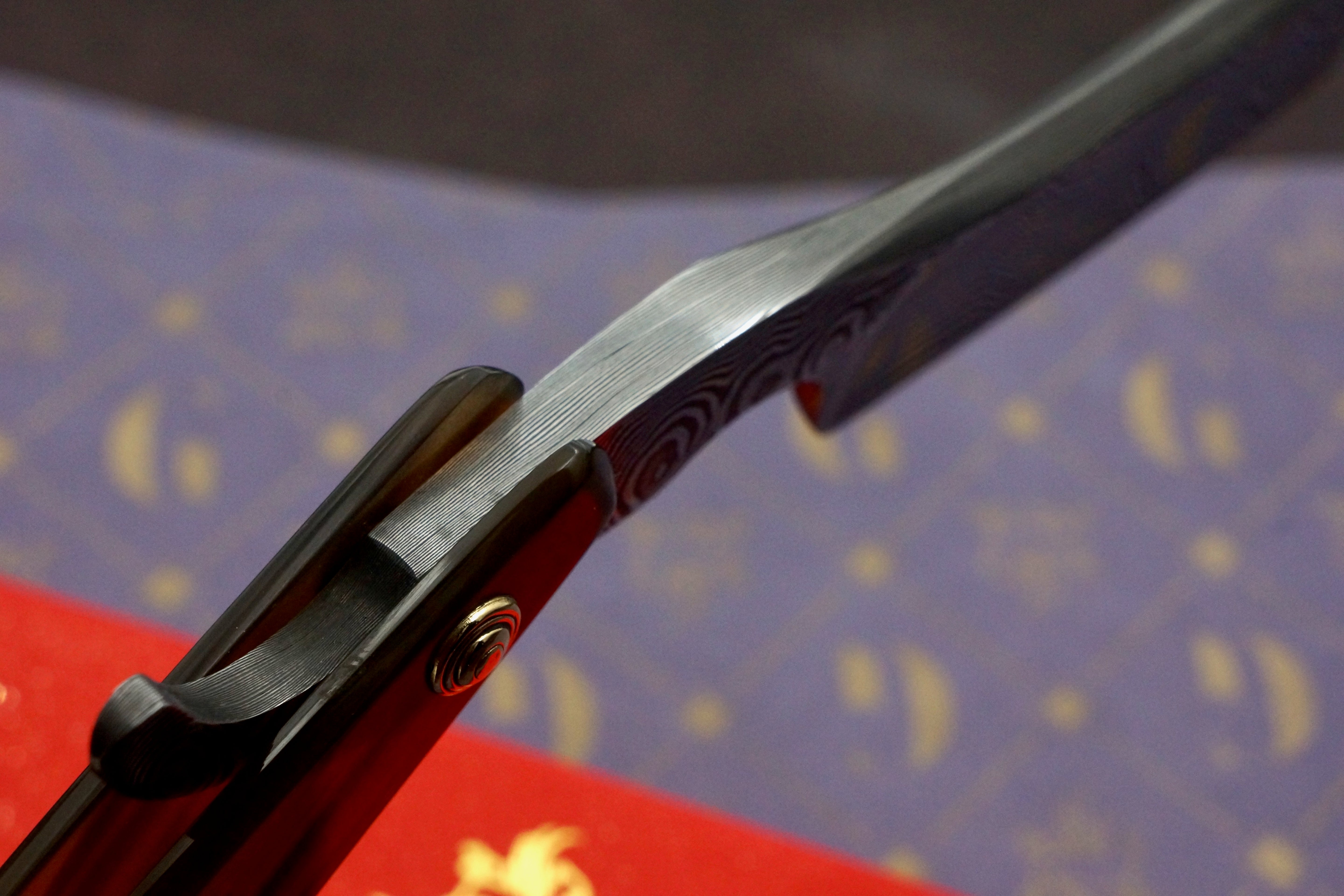 Griffith 8/8 Damascus Quarter Hollow - Horn Scales Artisan Straight Razor