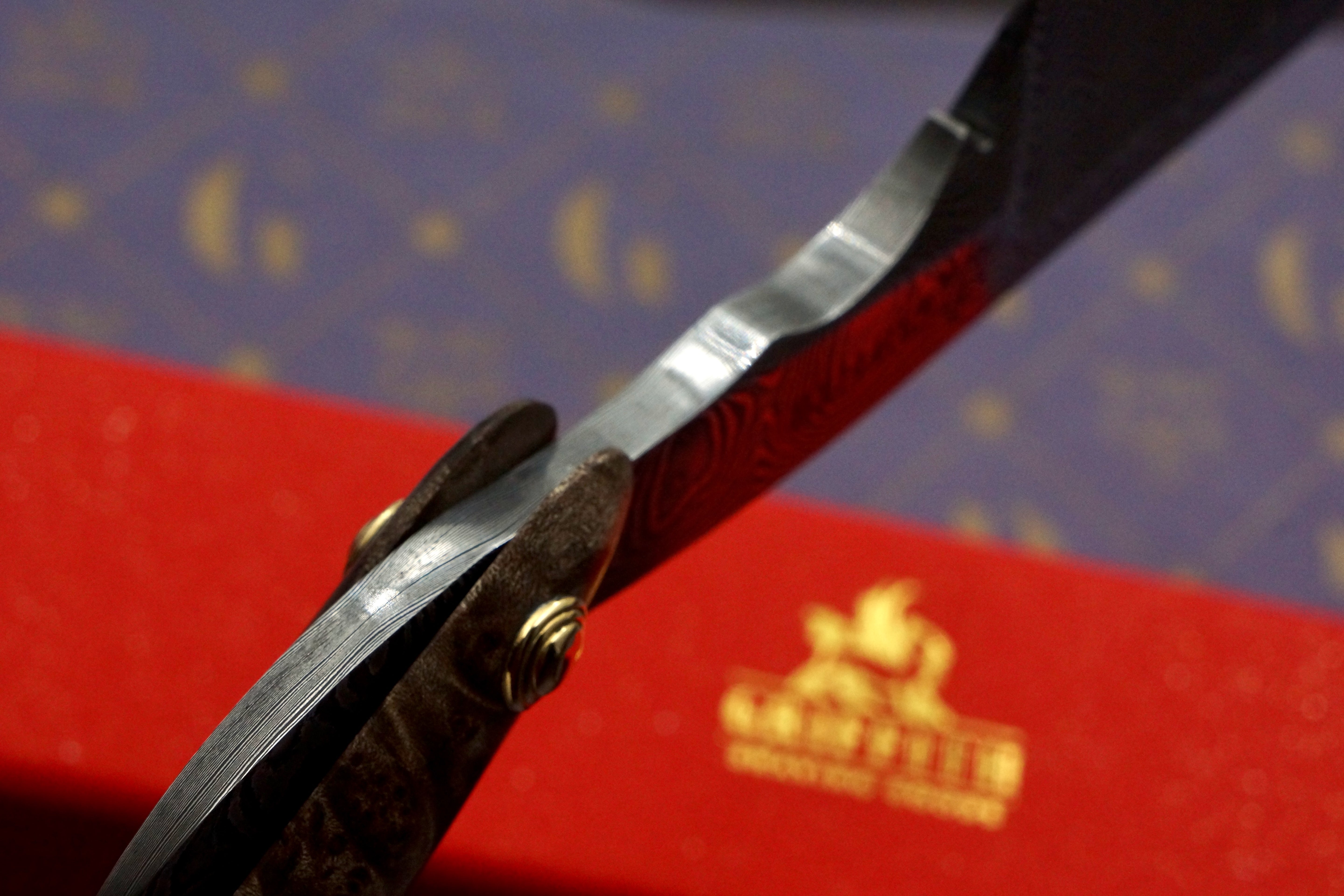 Griffith 9/8 Damascus Quarter Hollow - Amboyna Burl Scales Artisan Straight Razor