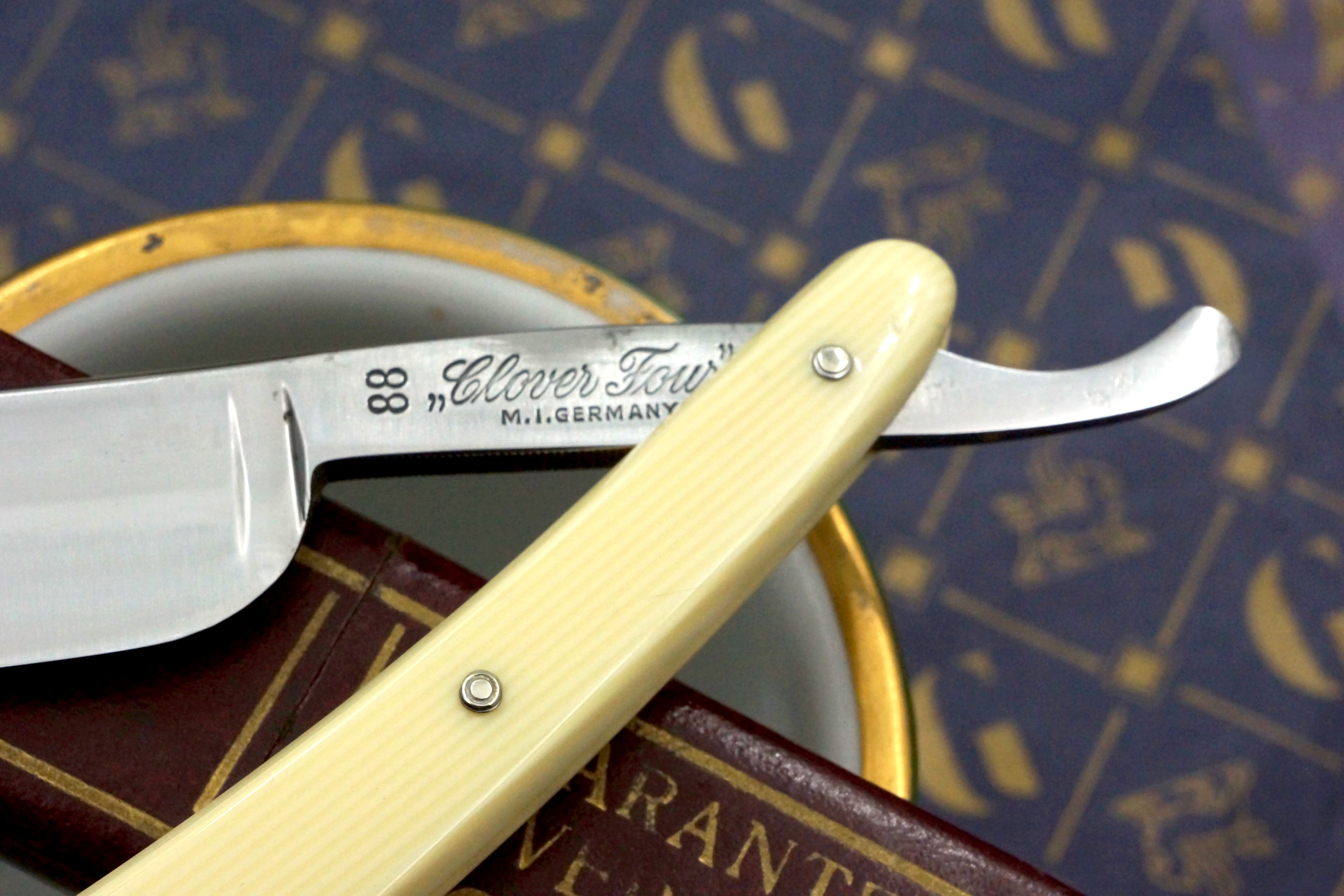 Robuso 88 "Clover Four" - 13/16 Vintage NOS Solingen Straight Razor - Shave Ready