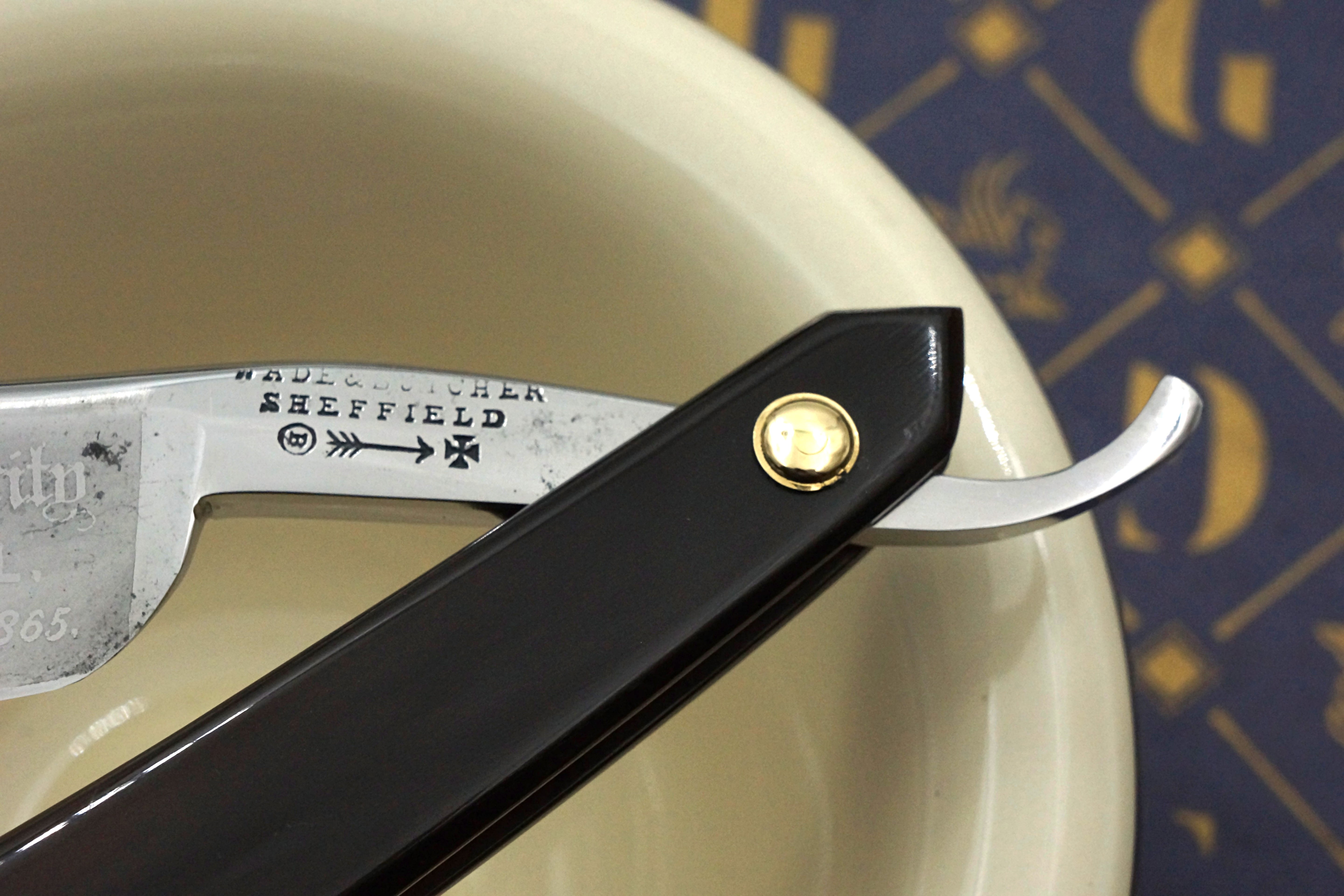 Wade &amp; Butcher 11/16 geätzte Klinge, komplett restauriert, individuell gestaltetes Sheffield-Rasiermesser mit Hornskalierung, bereit zur Rasur