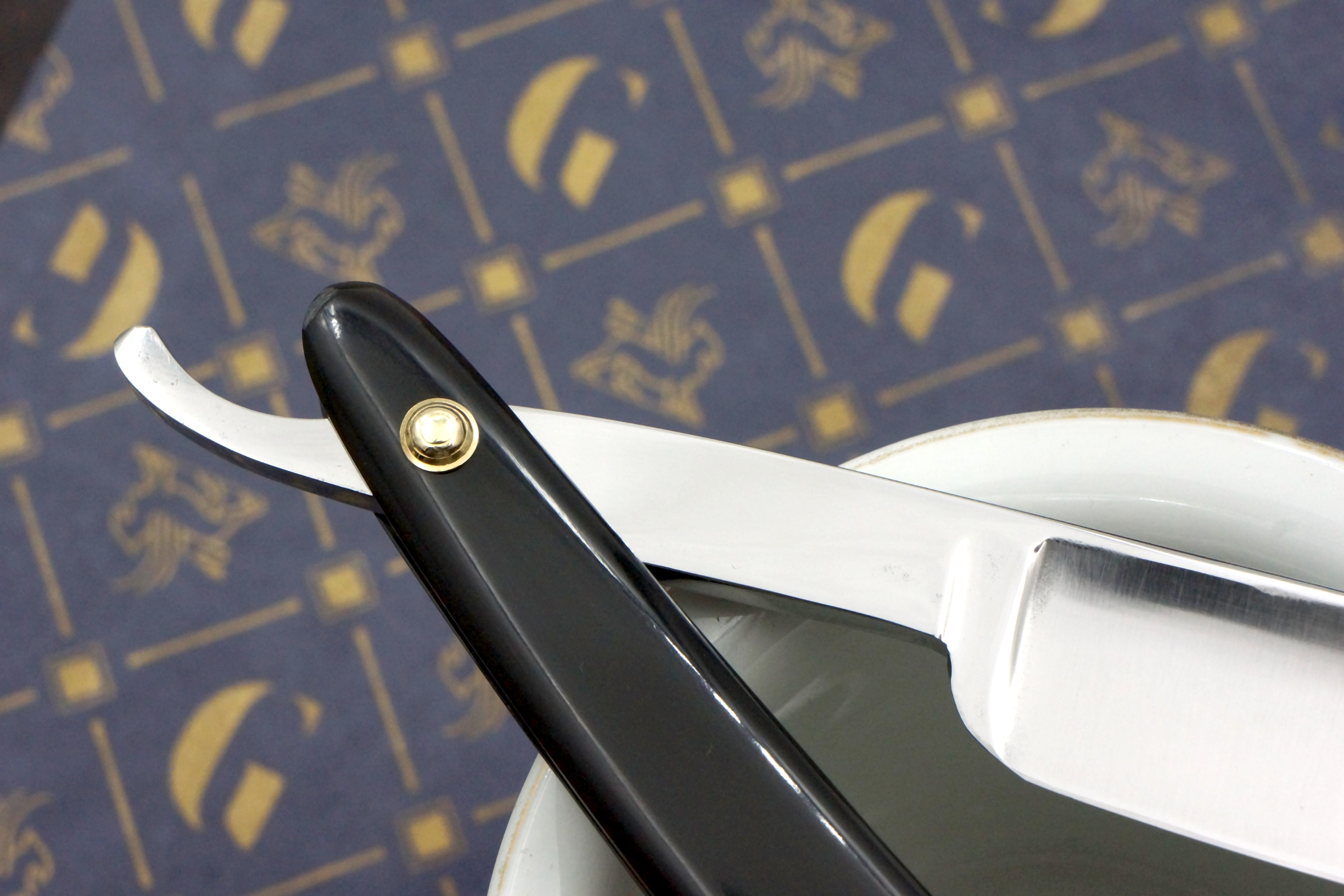 Wade & Butcher "Hollow Ground" 6/8 Blade with New Horn Scales Sheffield Straight Razor - Shave Ready