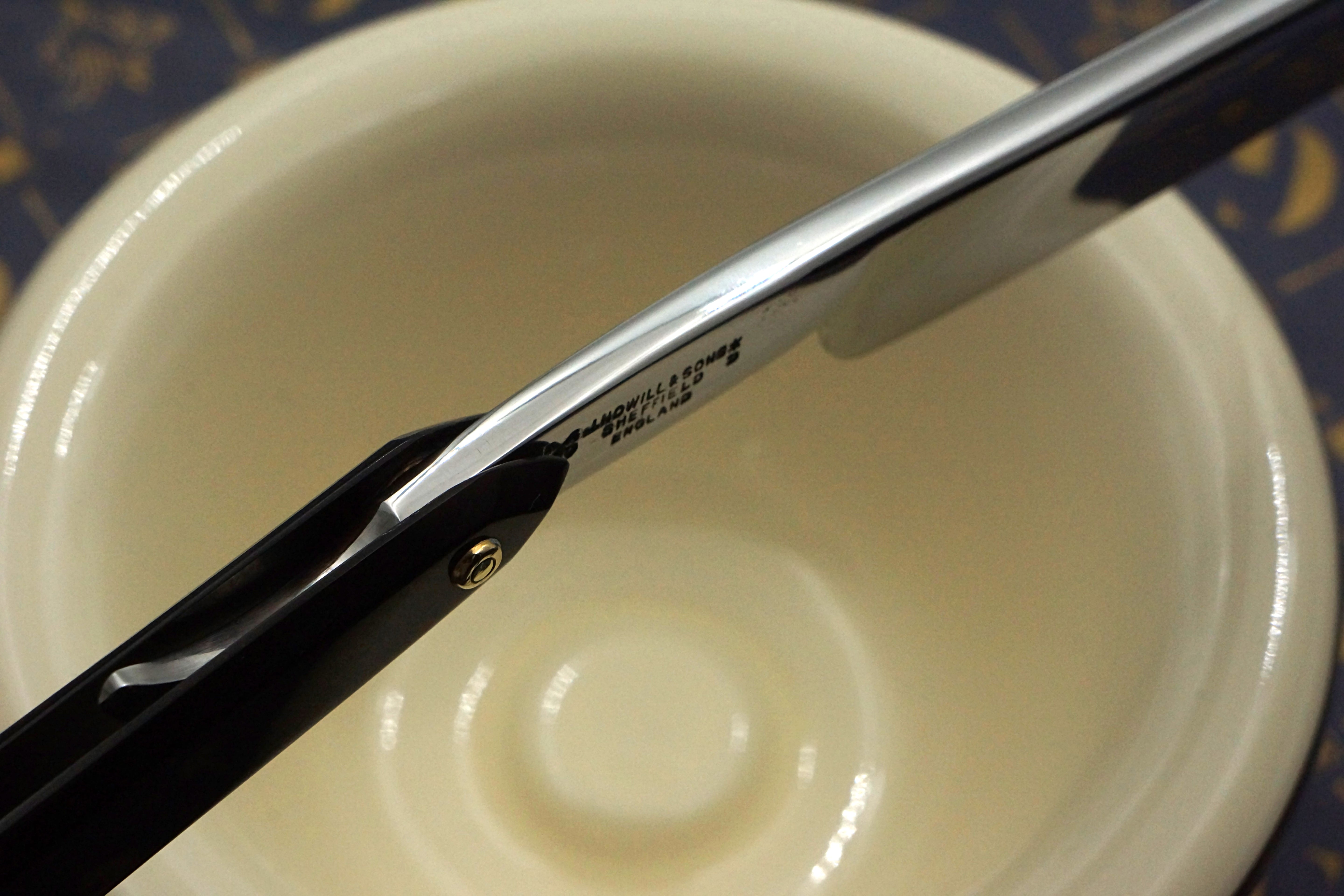 Griffith Krosskeys Sheffield Steel 13/16 Full Hollow Etched Blade - Horn Scales Artisan Straight Razor