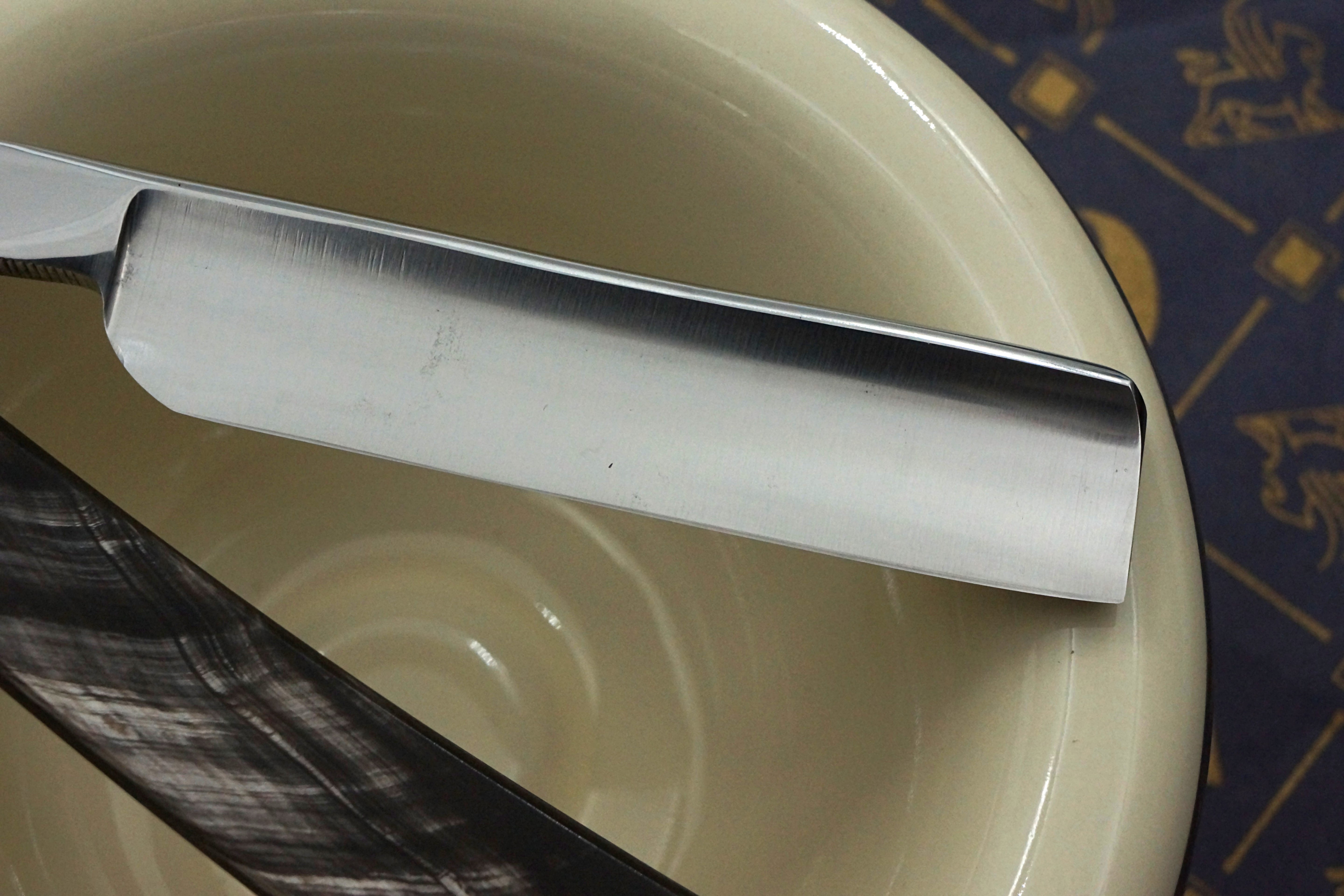 Griffith Krosskeys Sheffield Steel 11/16 Full Hollow Blade - Horn Scales Artisan Straight Razor