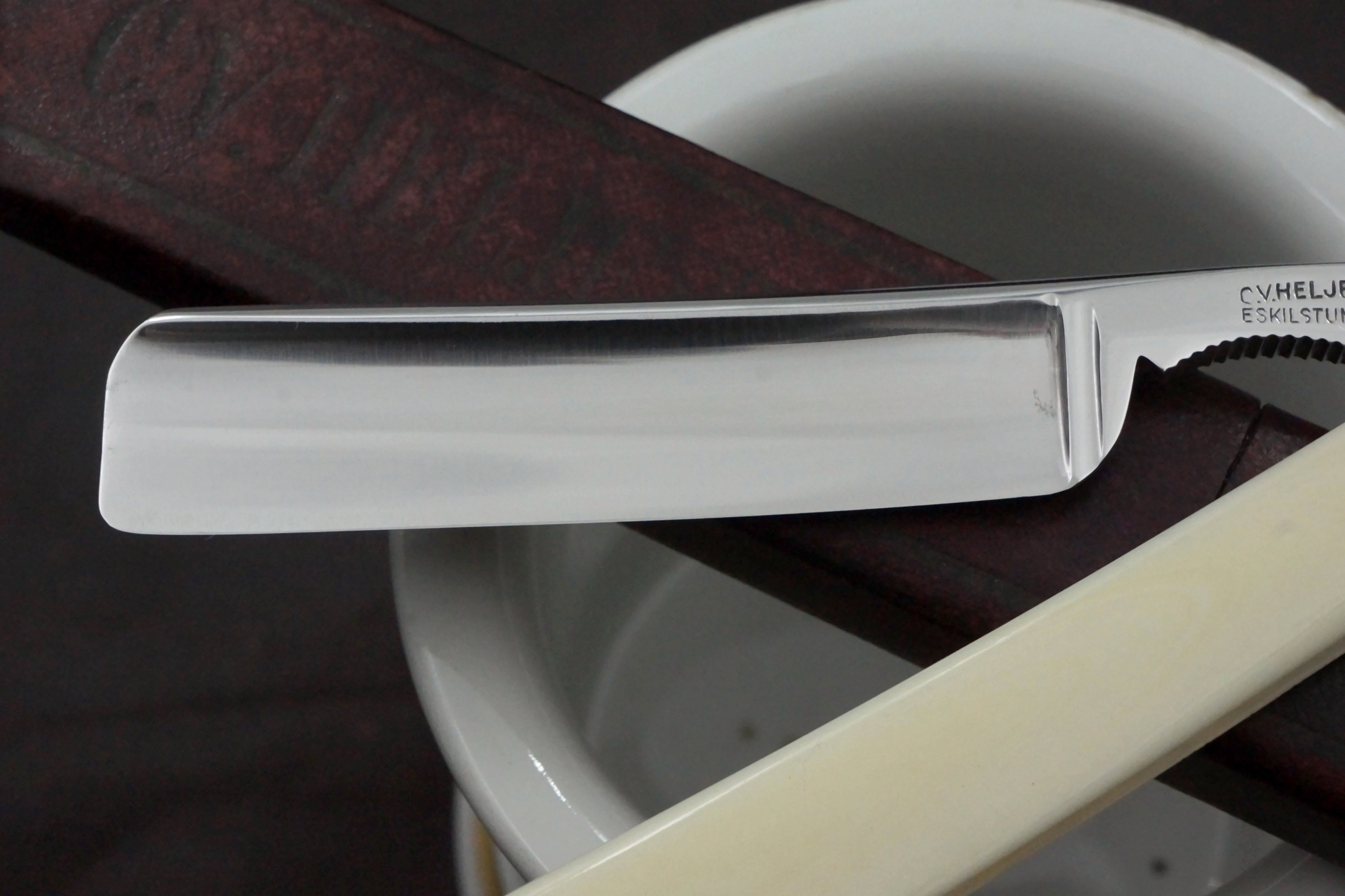 C.V. Heljestrand MK No.31 11/16 Blade -Near Pristine Ivory Scaled Eskilstuna Sweden Straight Razor - Shave Ready