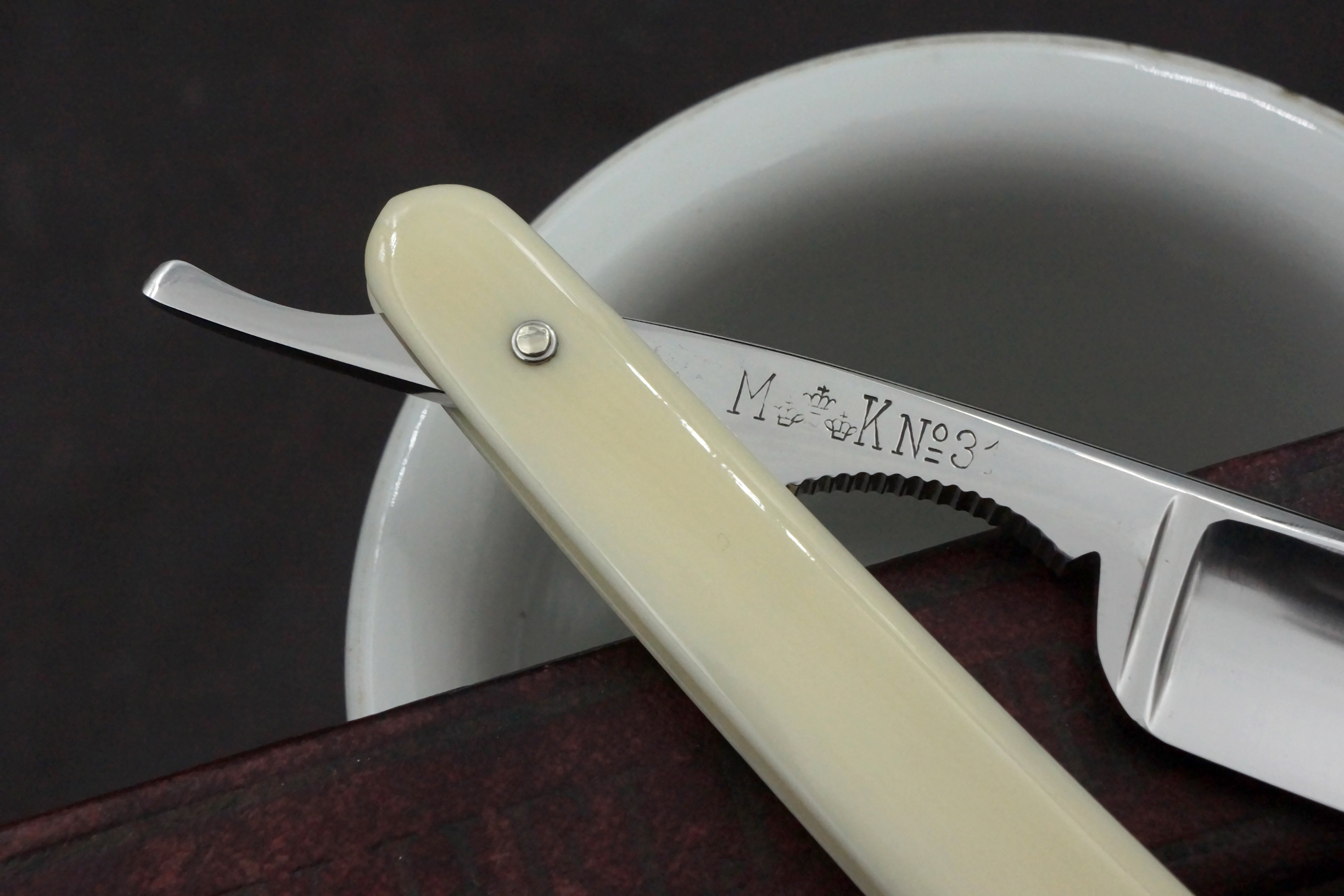 C.V. Heljestrand MK No.31 11/16 Blade -Near Pristine Ivory Scaled Eskilstuna Sweden Straight Razor - Shave Ready