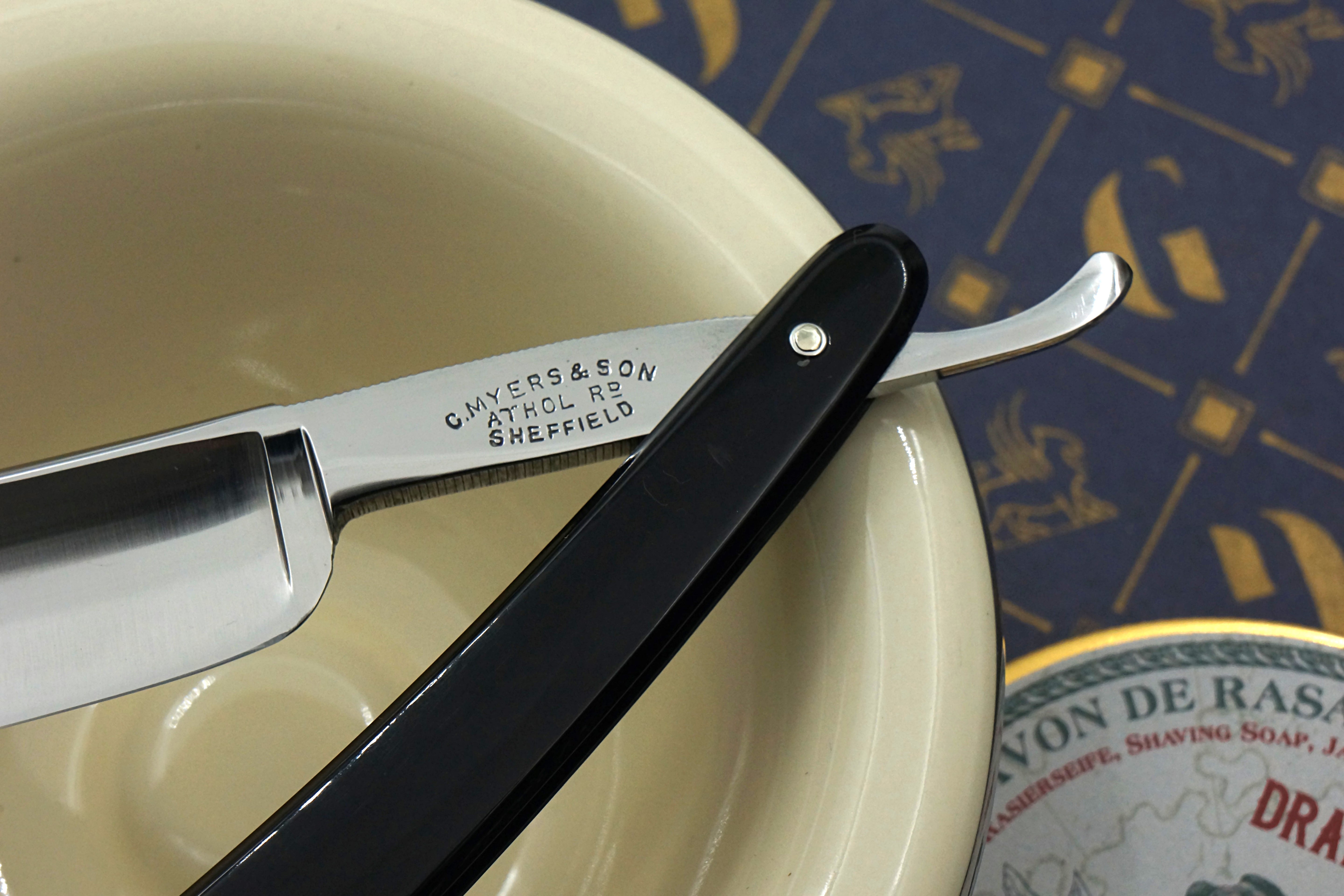 Wade &amp; Butcher „Bow Razor“ 11/16 Zoll breit – komplett restauriertes Sheffield-Rasiermesser mit Hornskalierung – bereit zur Rasur