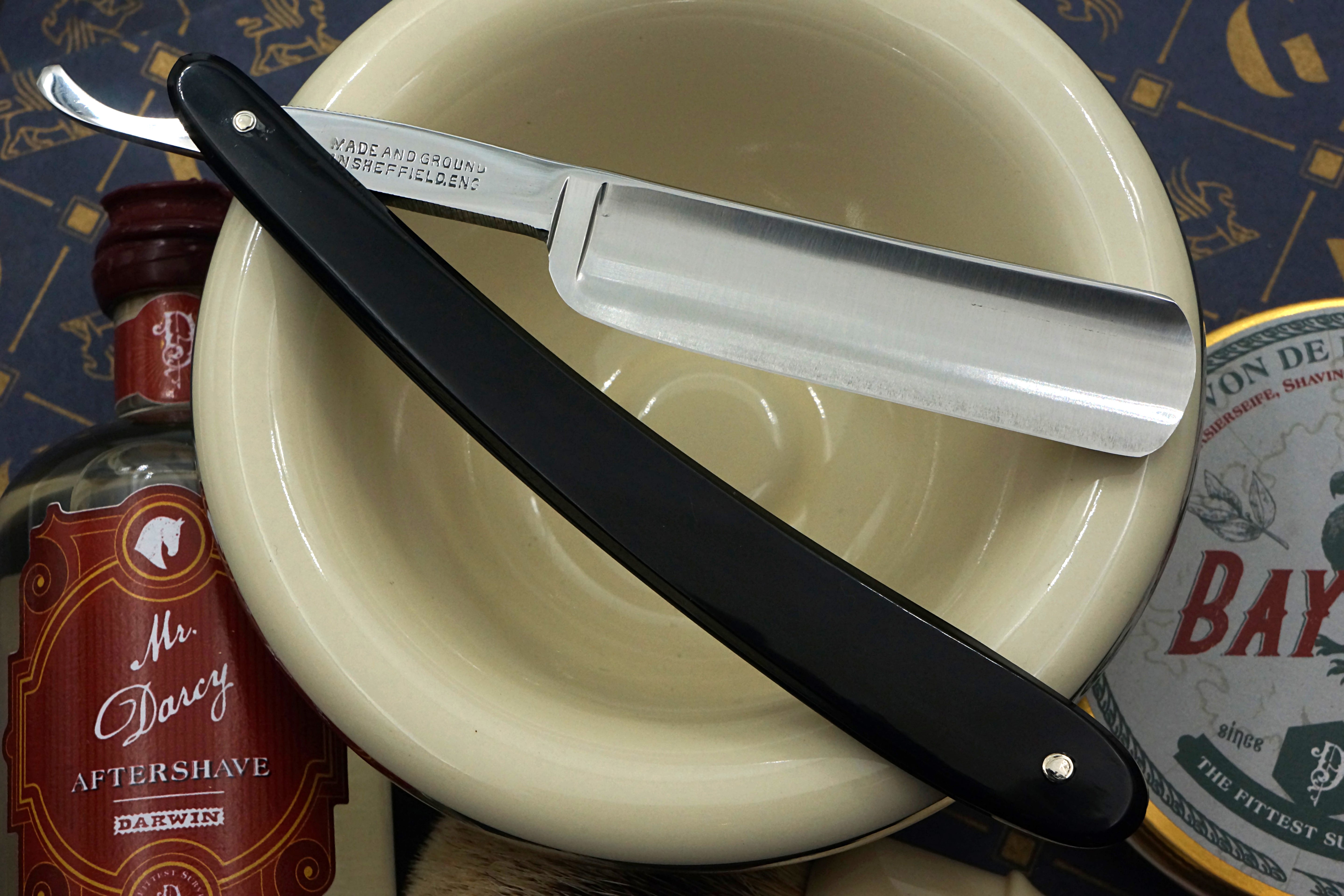 Wade &amp; Butcher „Bow Razor“ 11/16 Zoll breit – komplett restauriertes Sheffield-Rasiermesser mit Hornskalierung – bereit zur Rasur