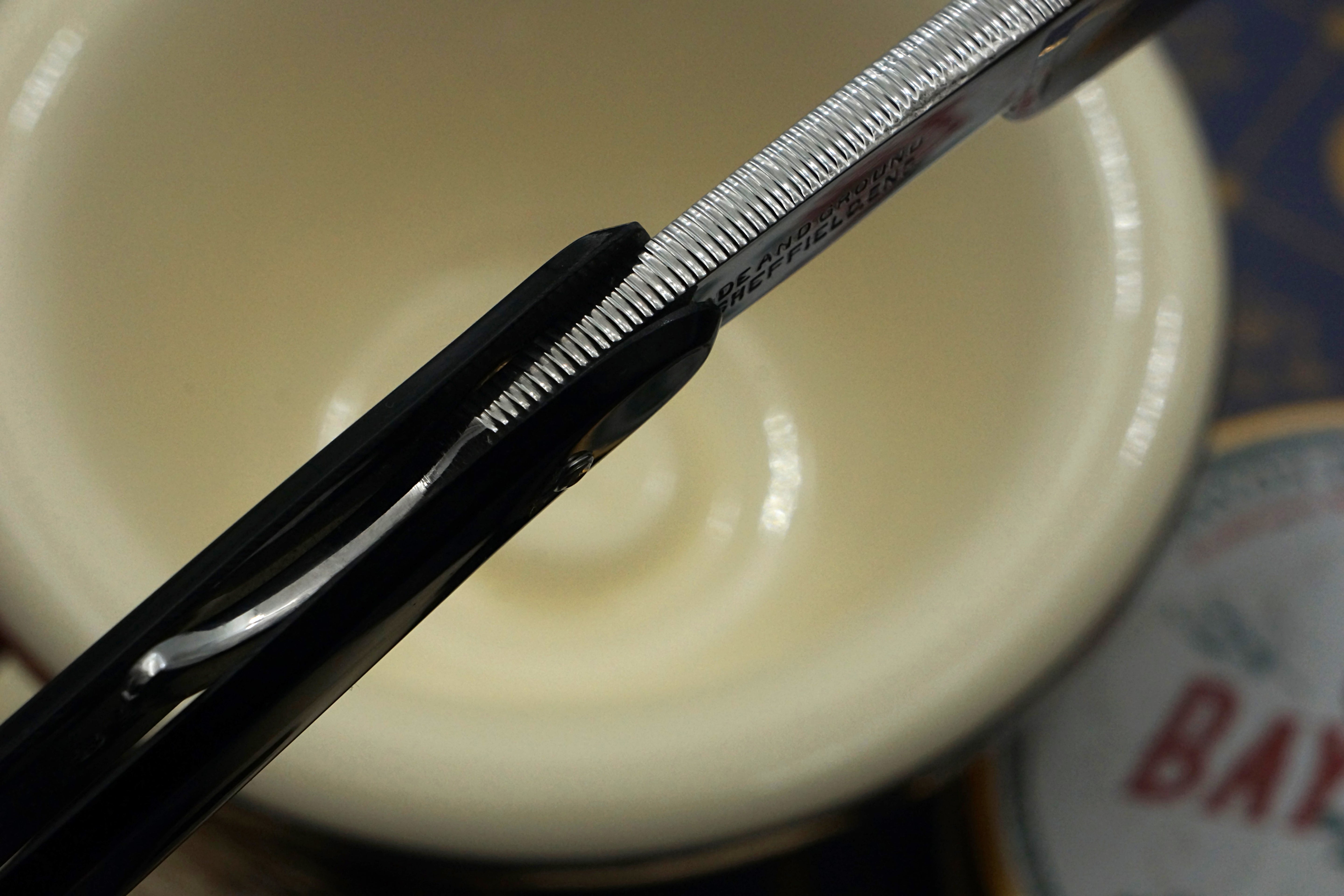 Wade &amp; Butcher „Bow Razor“ 11/16 Zoll breit – komplett restauriertes Sheffield-Rasiermesser mit Hornskalierung – bereit zur Rasur