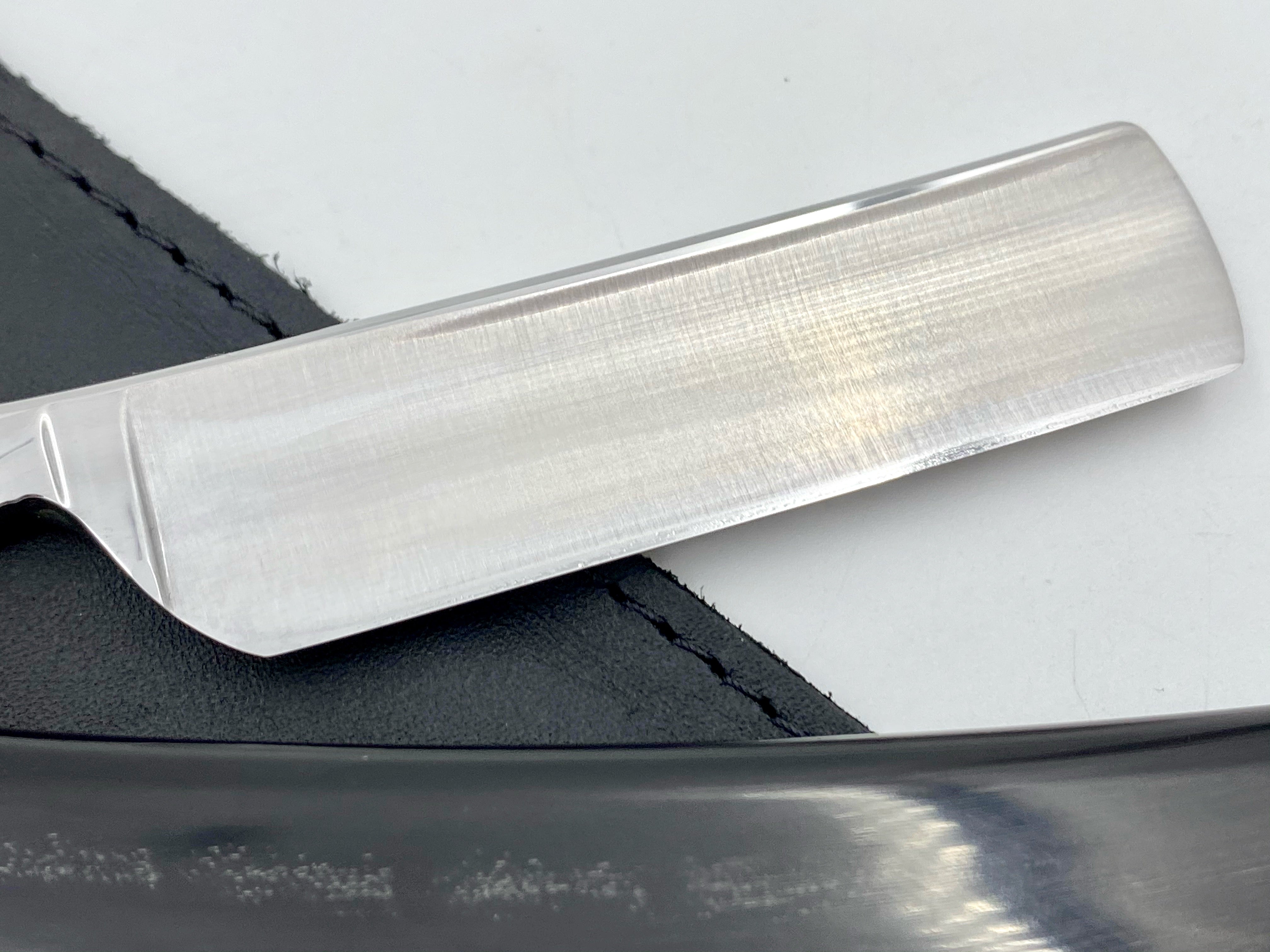 Thiers Issard 5/8 "Medaille d'or Alger" Etch - Black Horn Scales - Singing Straight Razor