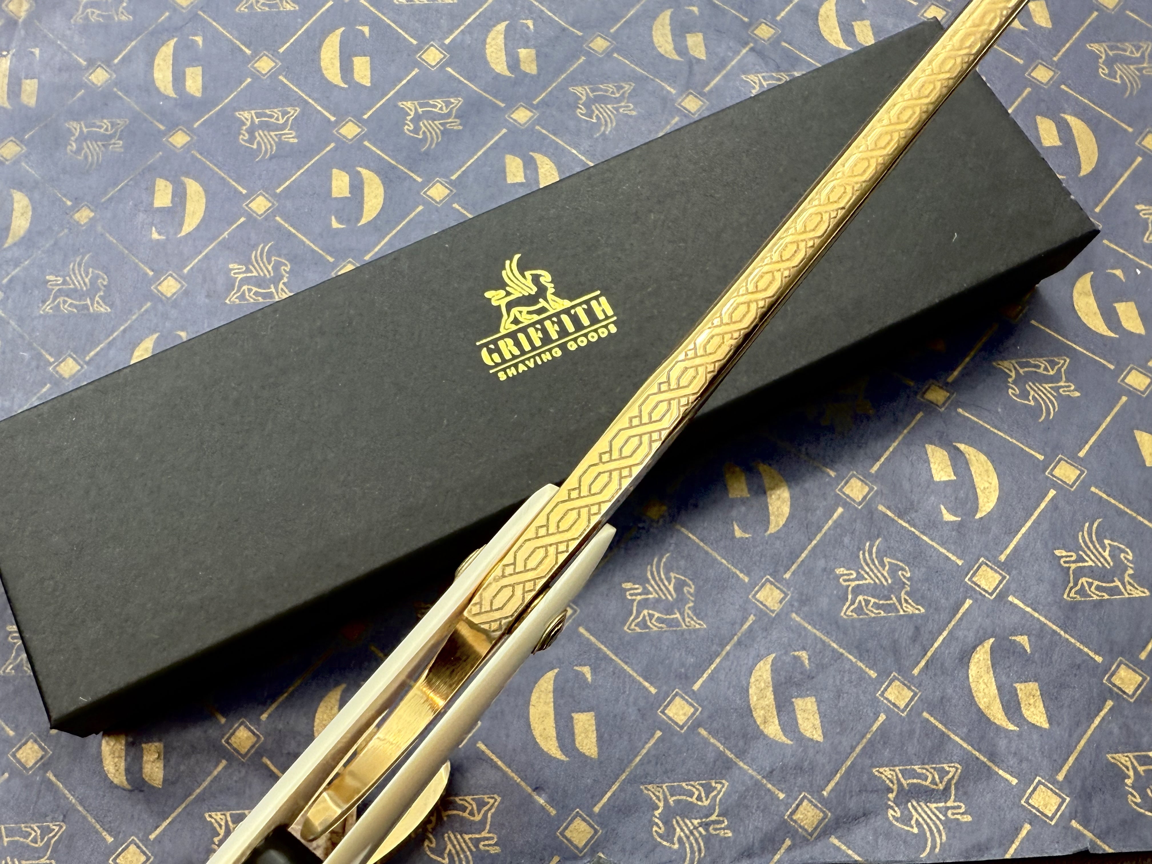 Griffith 8/8 Stainless Steel Full Hollow Blade - Mammoth Ivory Scales Artisan Straight Razor