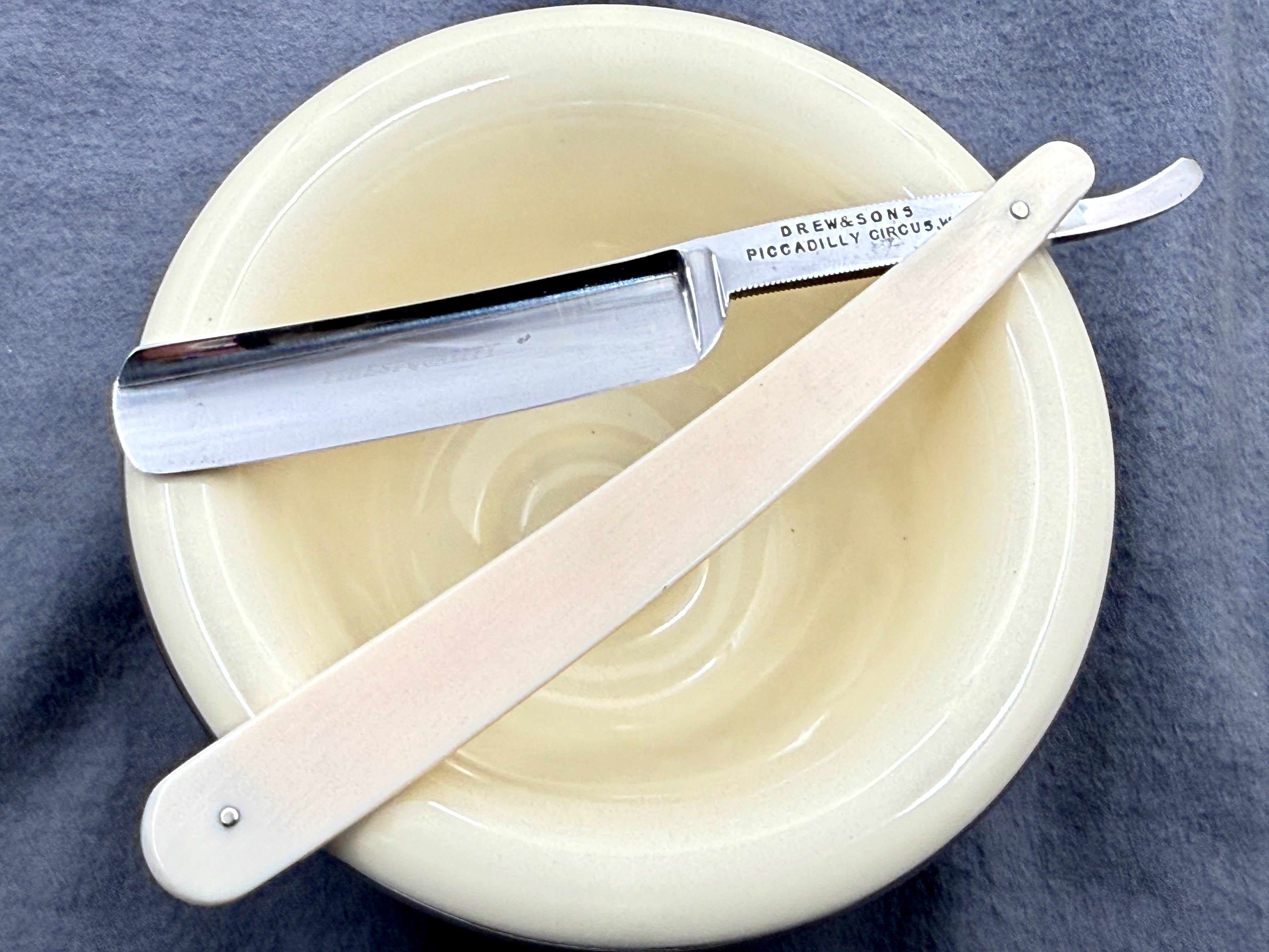 Drew &amp; Co. Extra hohl geschliffen – nahezu makellos 11/16 Elfenbein-Schuppen – Vintage London Rasiermesser – bereit zum Rasieren