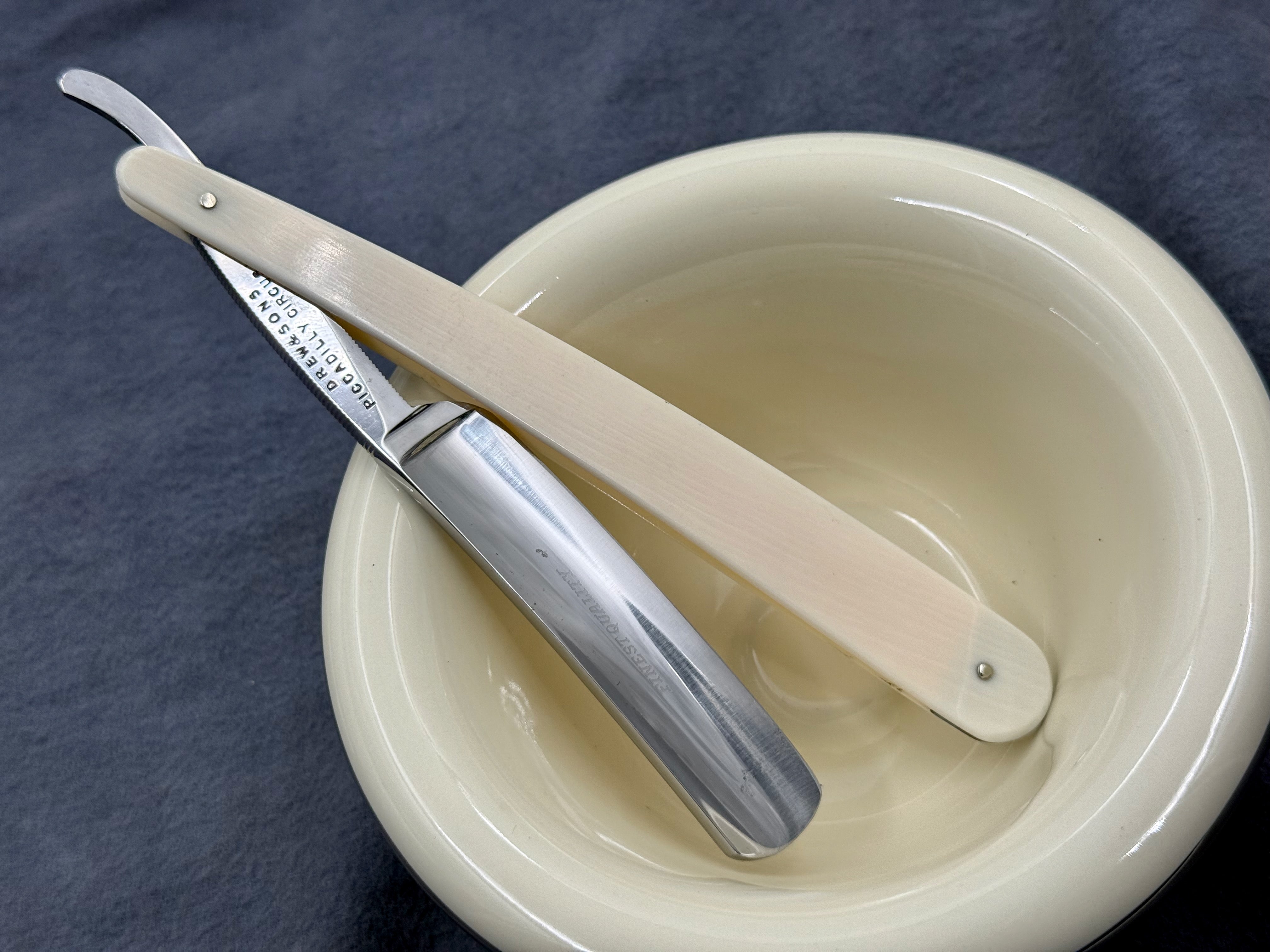 Drew &amp; Co. Extra hohl geschliffen – nahezu makellos 11/16 Elfenbein-Schuppen – Vintage London Rasiermesser – bereit zum Rasieren