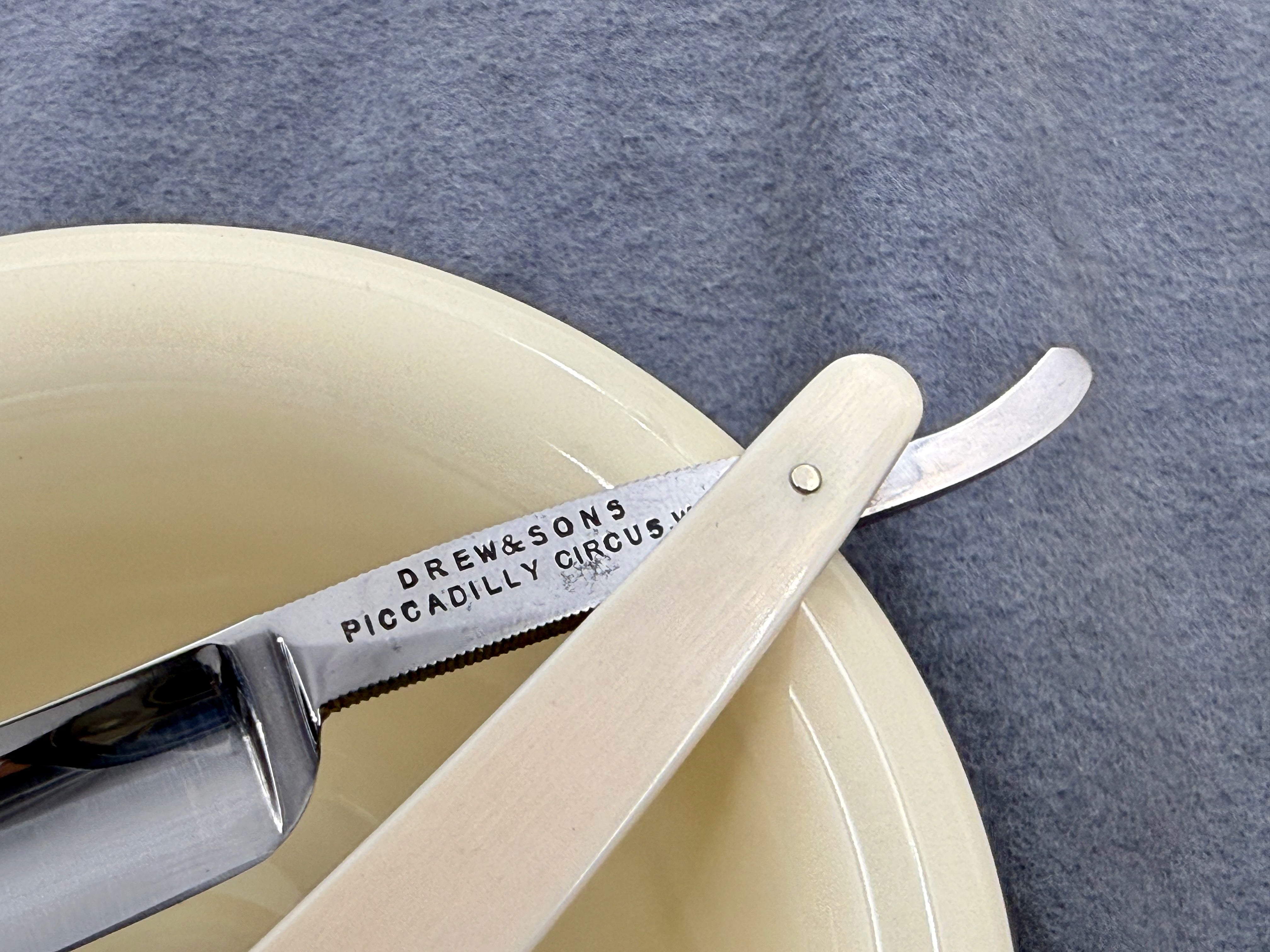 Drew &amp; Co. Extra hohl geschliffen – nahezu makellos 11/16 Elfenbein-Schuppen – Vintage London Rasiermesser – bereit zum Rasieren