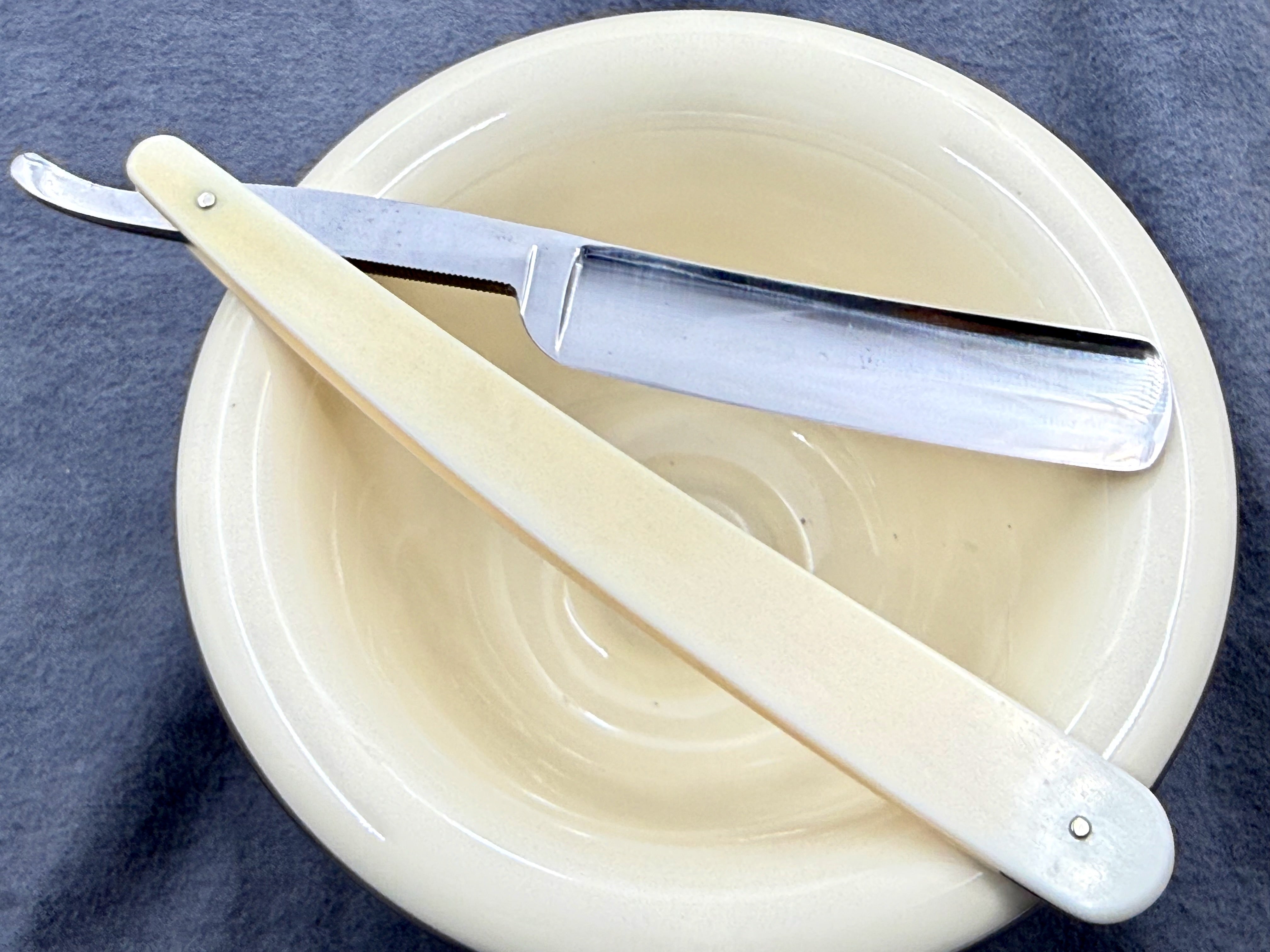 Drew &amp; Co. Extra hohl geschliffen – nahezu makellos 11/16 Elfenbein-Schuppen – Vintage London Rasiermesser – bereit zum Rasieren