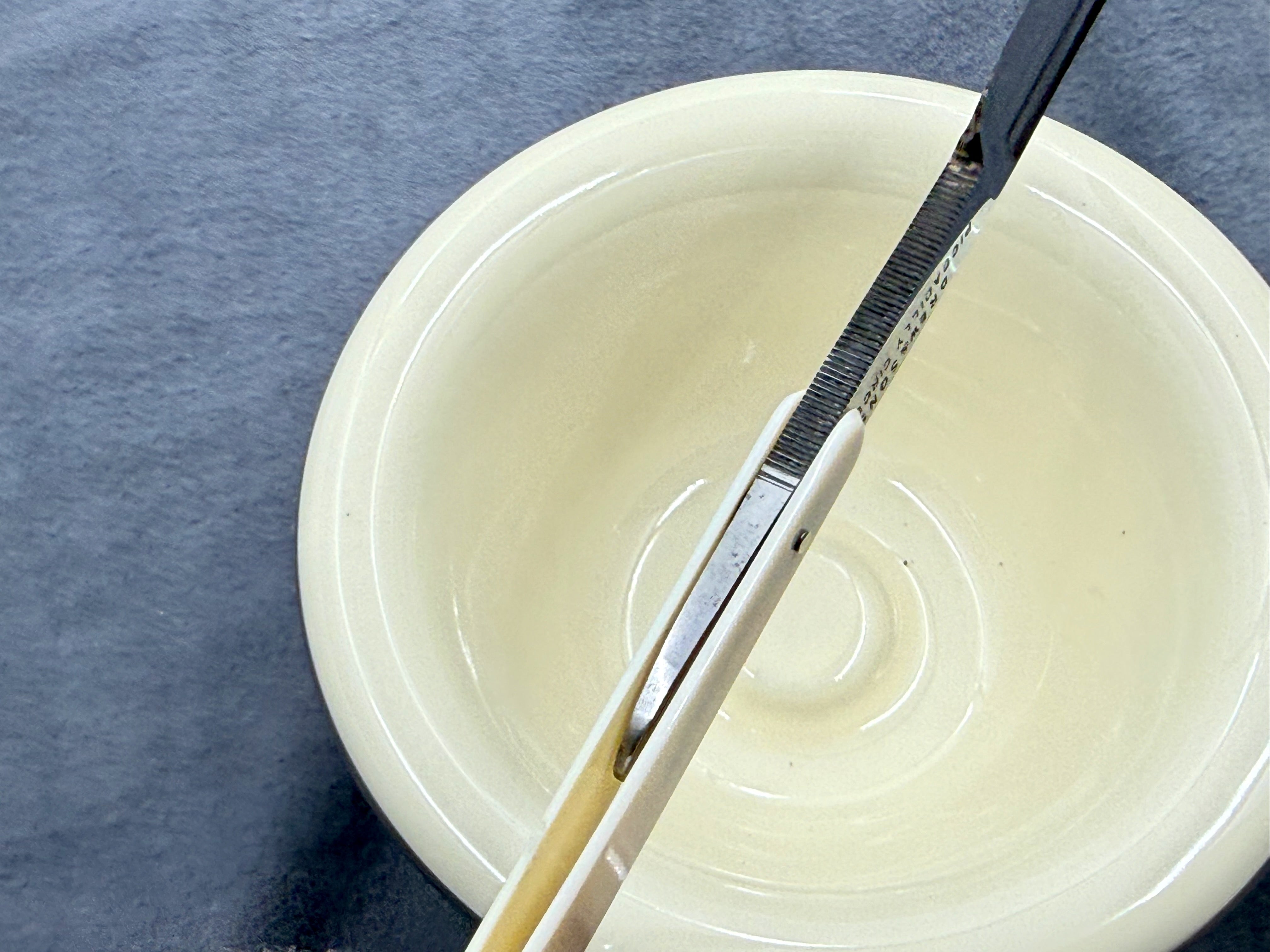 Drew &amp; Co. Extra hohl geschliffen – nahezu makellos 11/16 Elfenbein-Schuppen – Vintage London Rasiermesser – bereit zum Rasieren