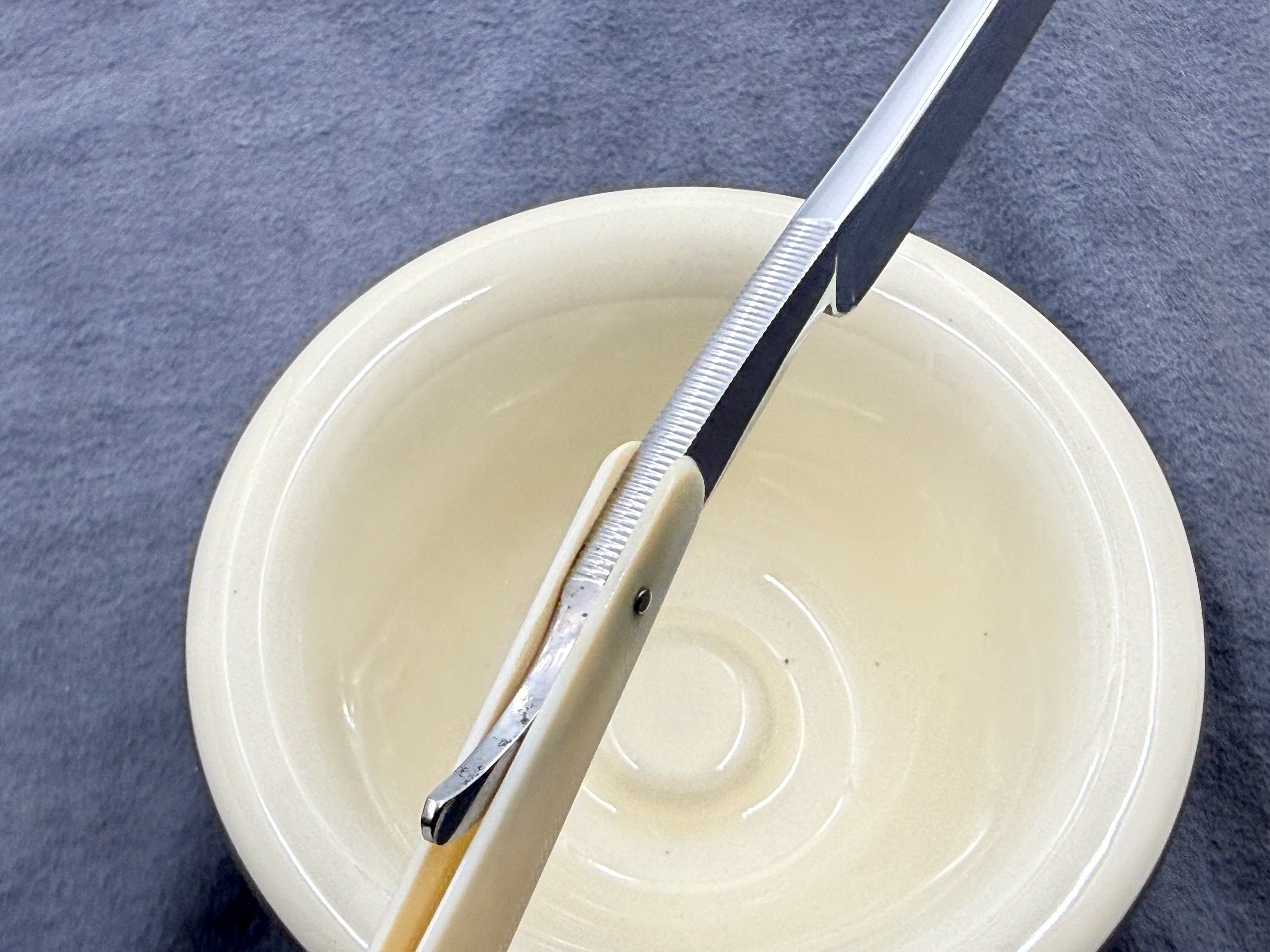 Drew &amp; Co. Extra hohl geschliffen – nahezu makellos 11/16 Elfenbein-Schuppen – Vintage London Rasiermesser – bereit zum Rasieren