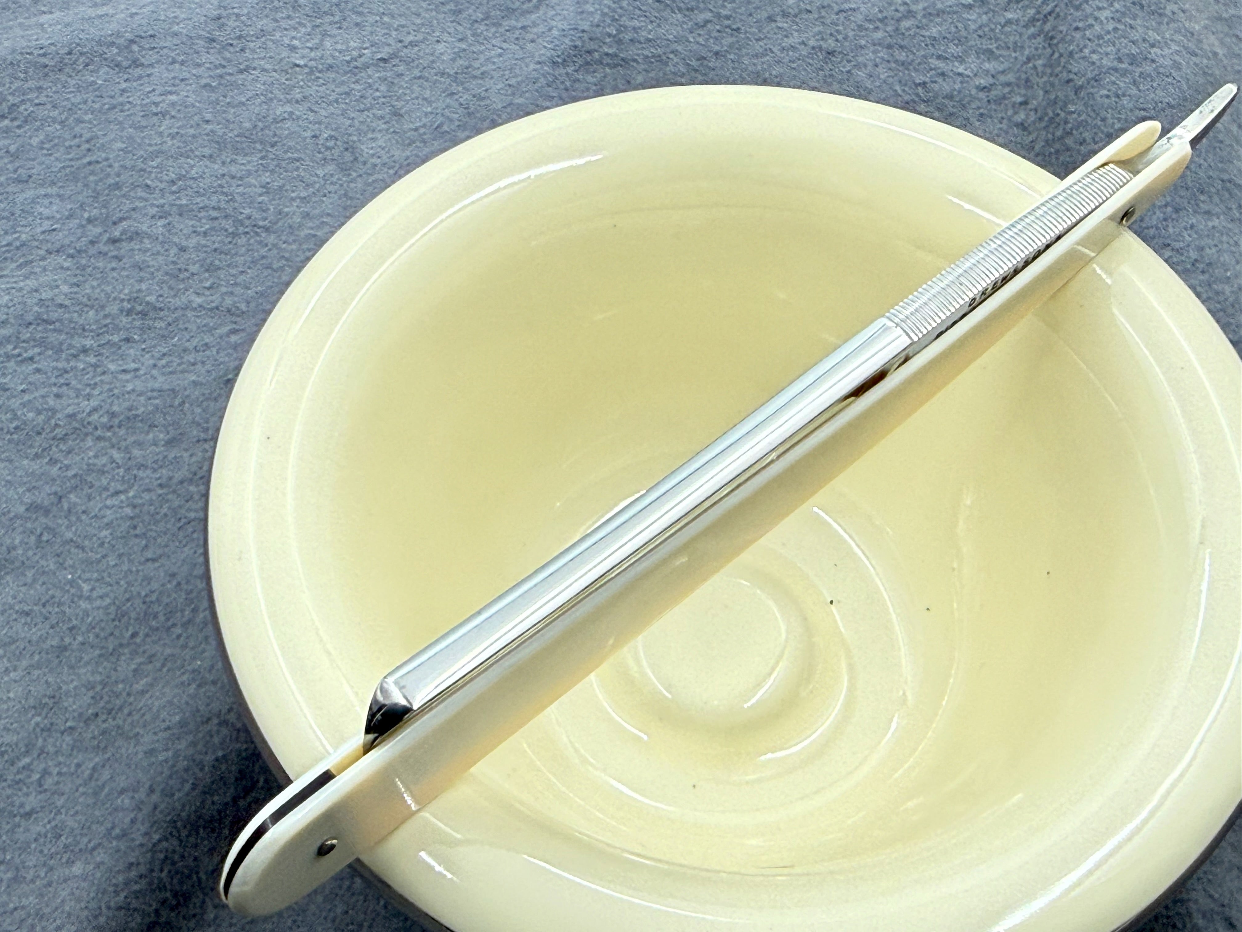 Drew &amp; Co. Extra hohl geschliffen – nahezu makellos 11/16 Elfenbein-Schuppen – Vintage London Rasiermesser – bereit zum Rasieren